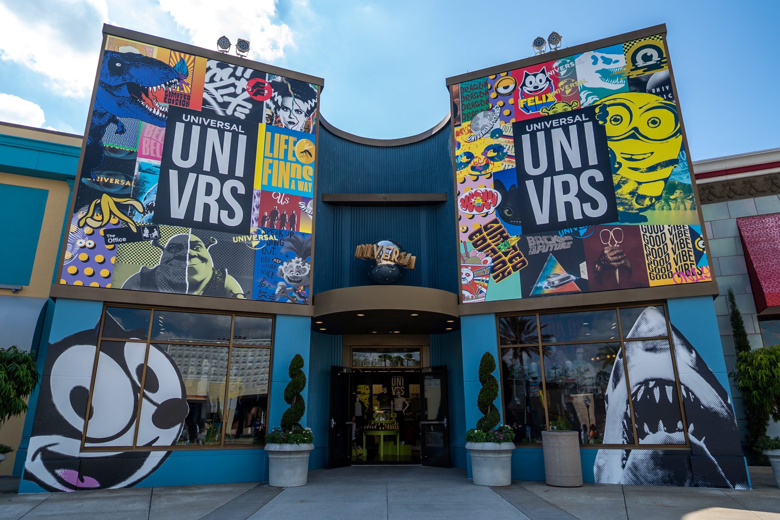 Universal Opens NEW Store for Summer